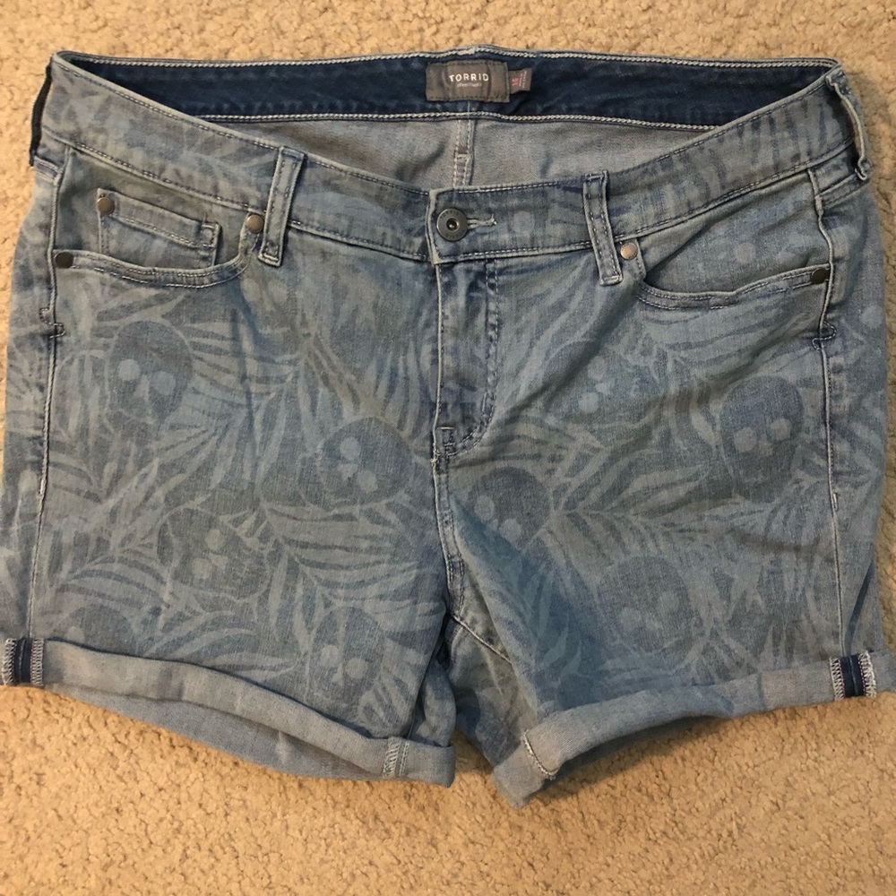 Torrid Tropical Palm Skulls Denim Rolled cuff Shorts SIZE 16 EUC